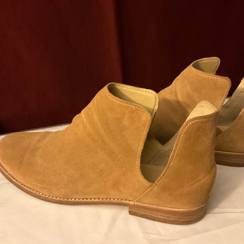 Beige women’s booties in size 10.